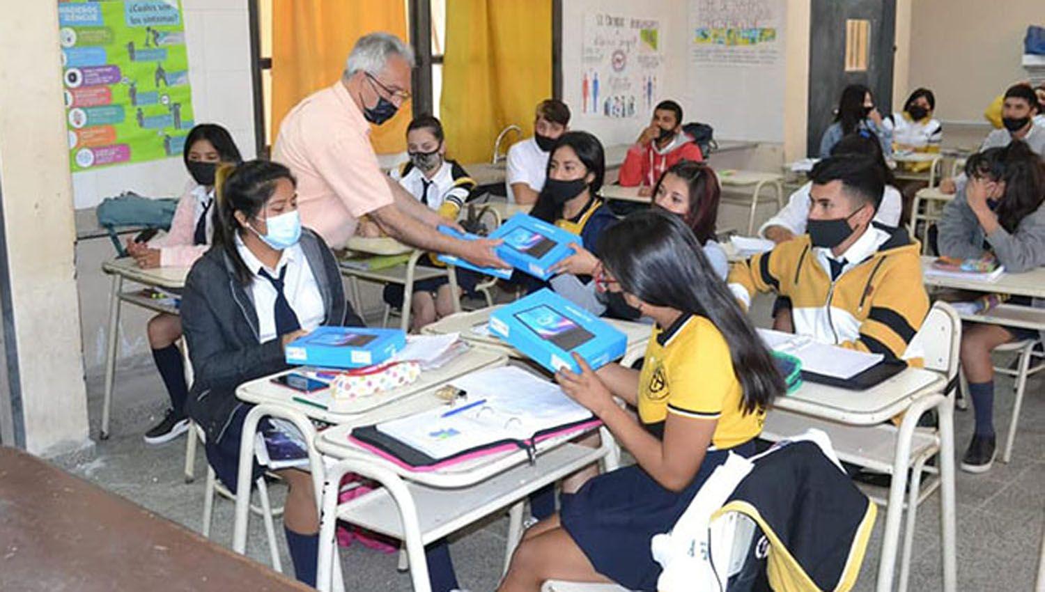El intendente Ibaacutentildeez entregoacute tablets para los alumnos de Antildeatuya