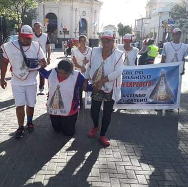 Peregrinos santiaguentildeos se preparan para   ir a pie al encuentro con la Virgen del Valle