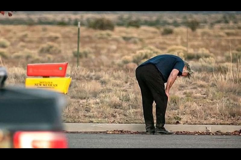 Conmocioacuten en Hollywood- el actor Alec Baldwin disparoacute un arma de utileriacutea en plena filmacioacuten y matoacute a una mujer