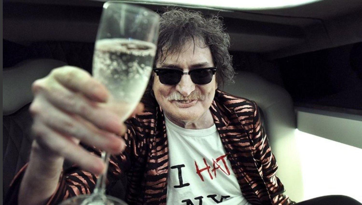 Charly Garciacutea cumple 70- Miraacute coacutemo los recibe el iacutecono del rock argentino