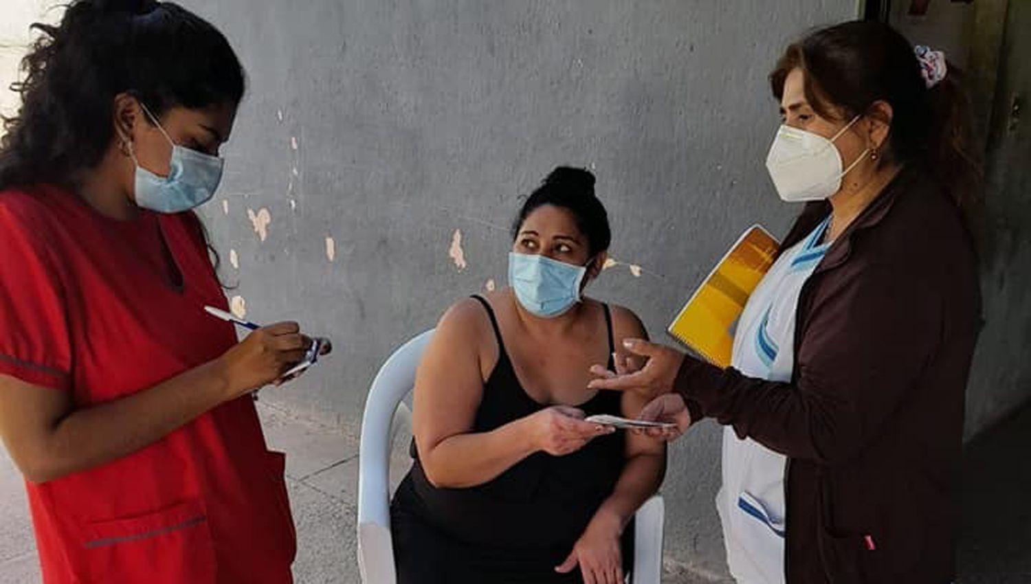 Vacunan en sus casas a santiaguentildeos que todaviacutea no recibieron el antiacutedoto contra el coronavirus