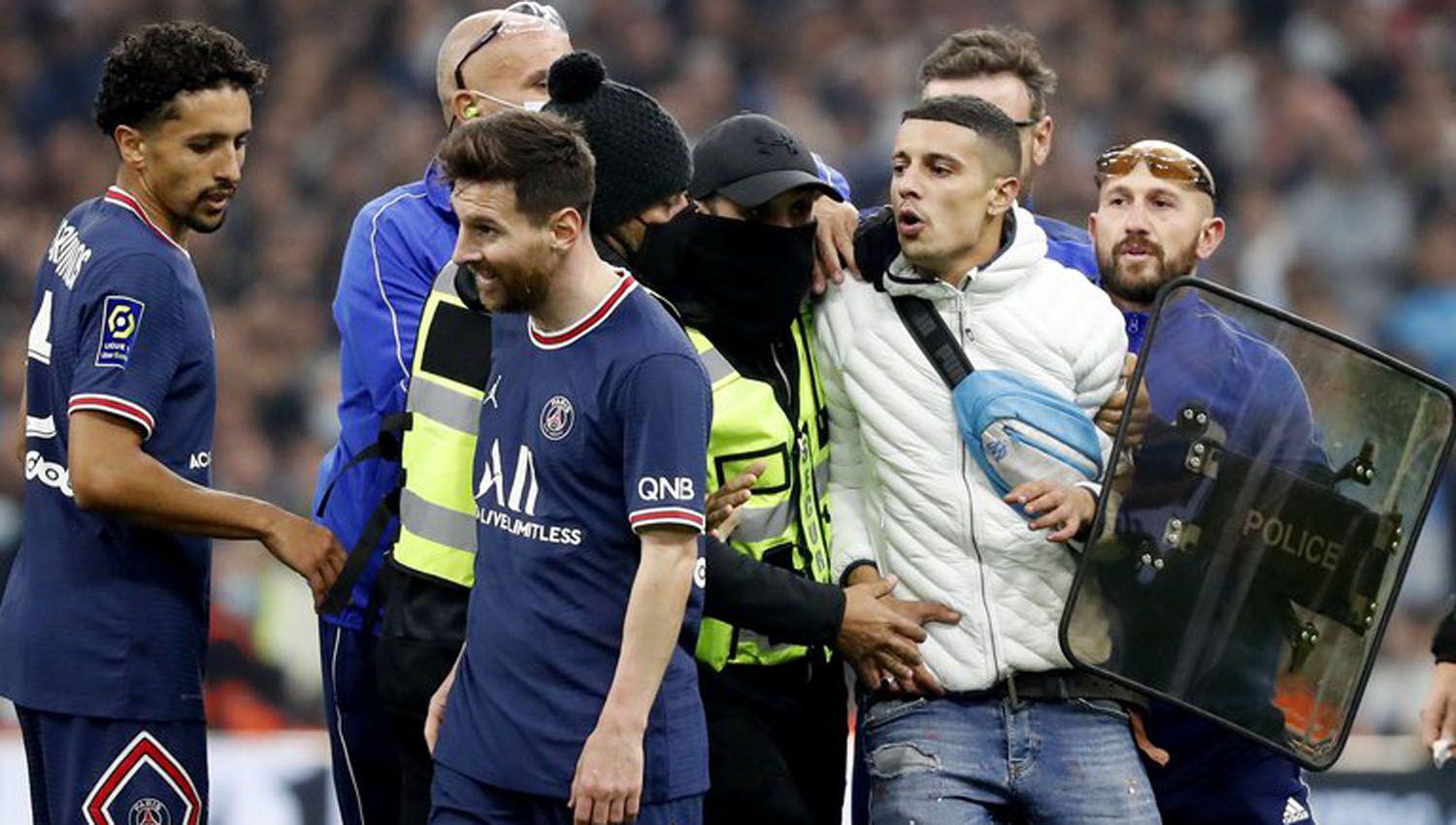 VIacuteDEO- Un hincha del Marsella invadioacute el campo de juego y le cortoacute un ataque a Messi