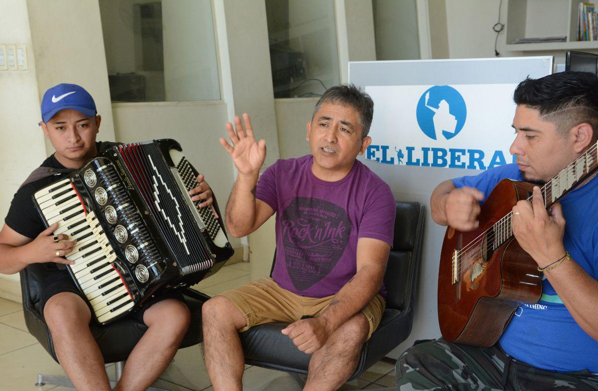 Huguito Flores un gigante pequentildeo que cautiva al paiacutes