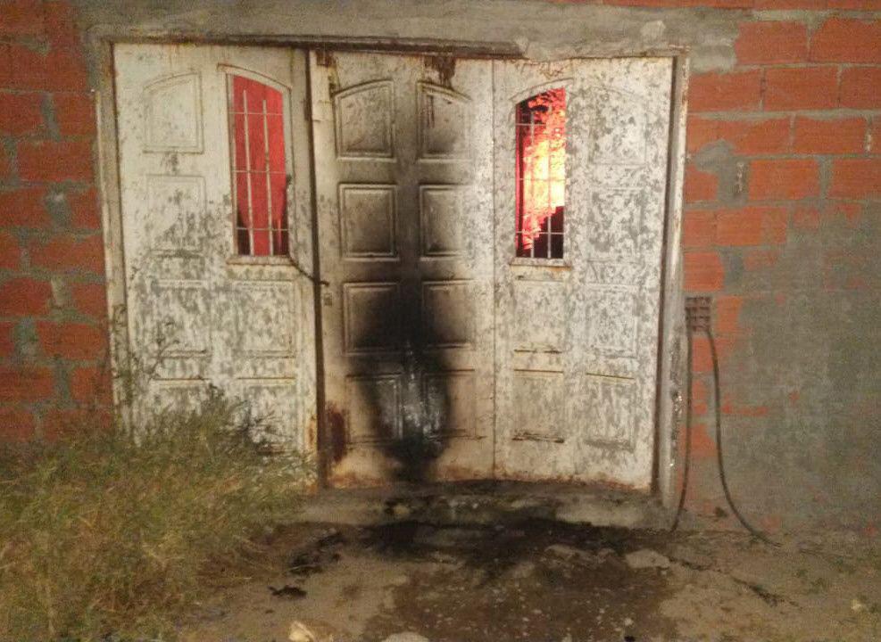 Quemaron la casa de un meacutedico rural acusado de haber matado a un adolescente de un escopetazo