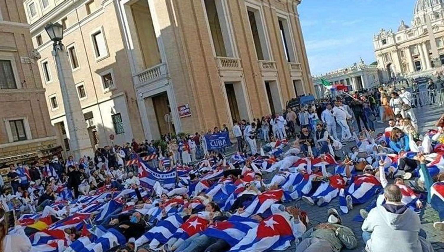 ldquoPiacutedale perdoacuten a Cristordquo- La cancioacuten contra el rechazo del Papa Francisco a los cubanos