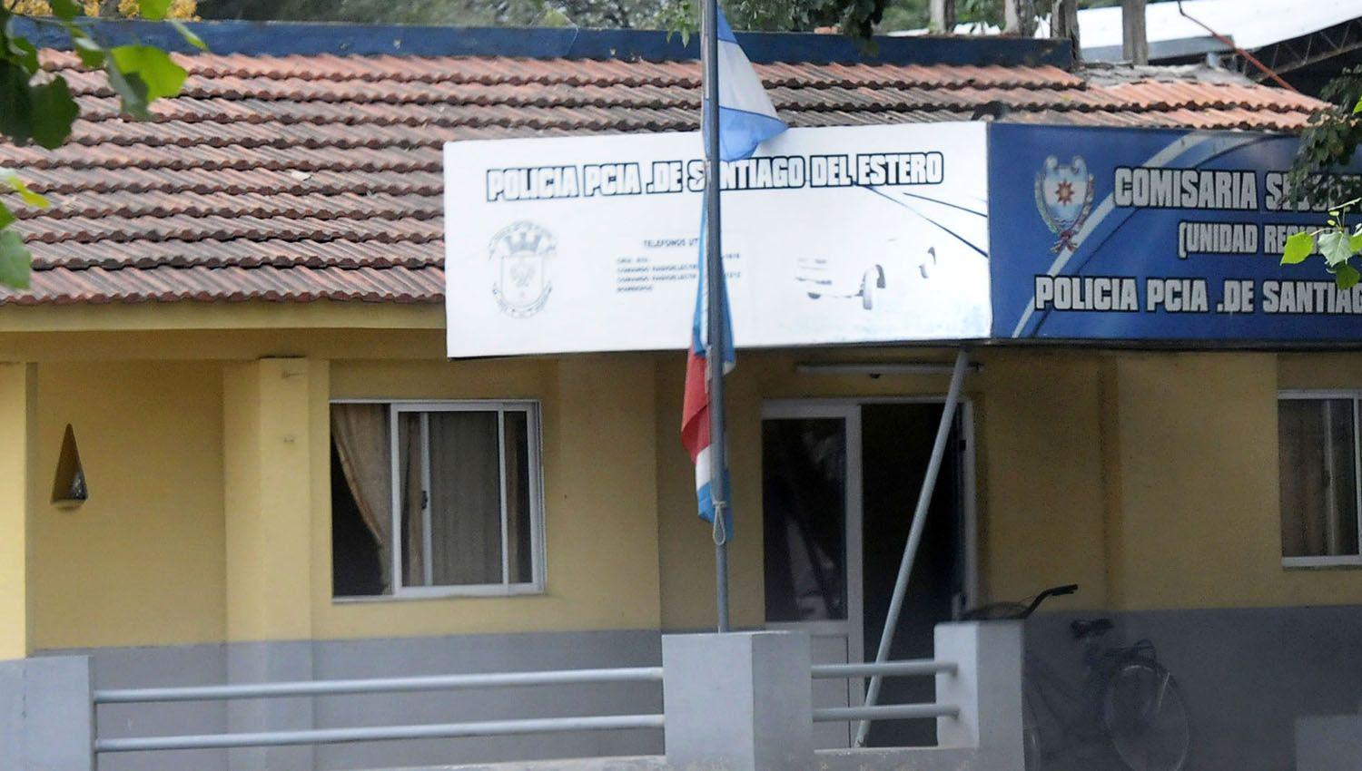 Festejaban en casa su cumpleantildeos y la vecina les arrojoacute ladrillos