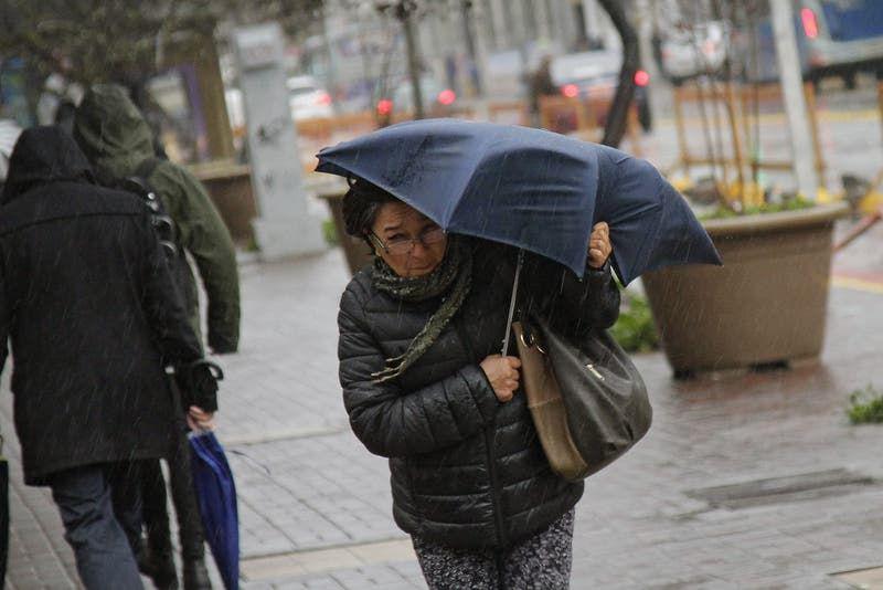 Santiago registra fuertes vientos y lloviznas- iquestQueacute indica el pronoacutestico