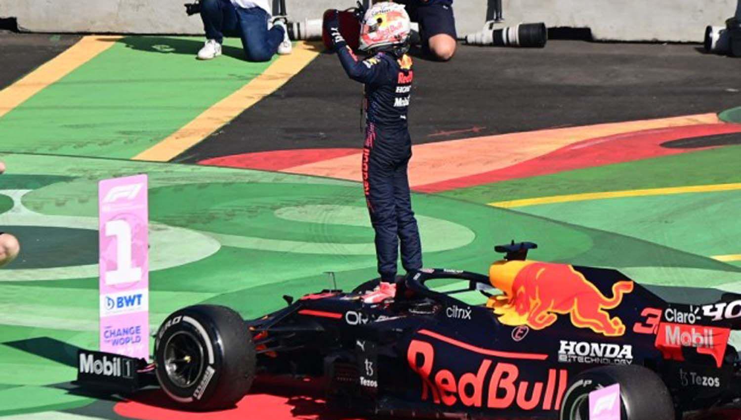 Verstappen ganoacute el Gran Premio de Meacutexico y se afirmoacute arriba