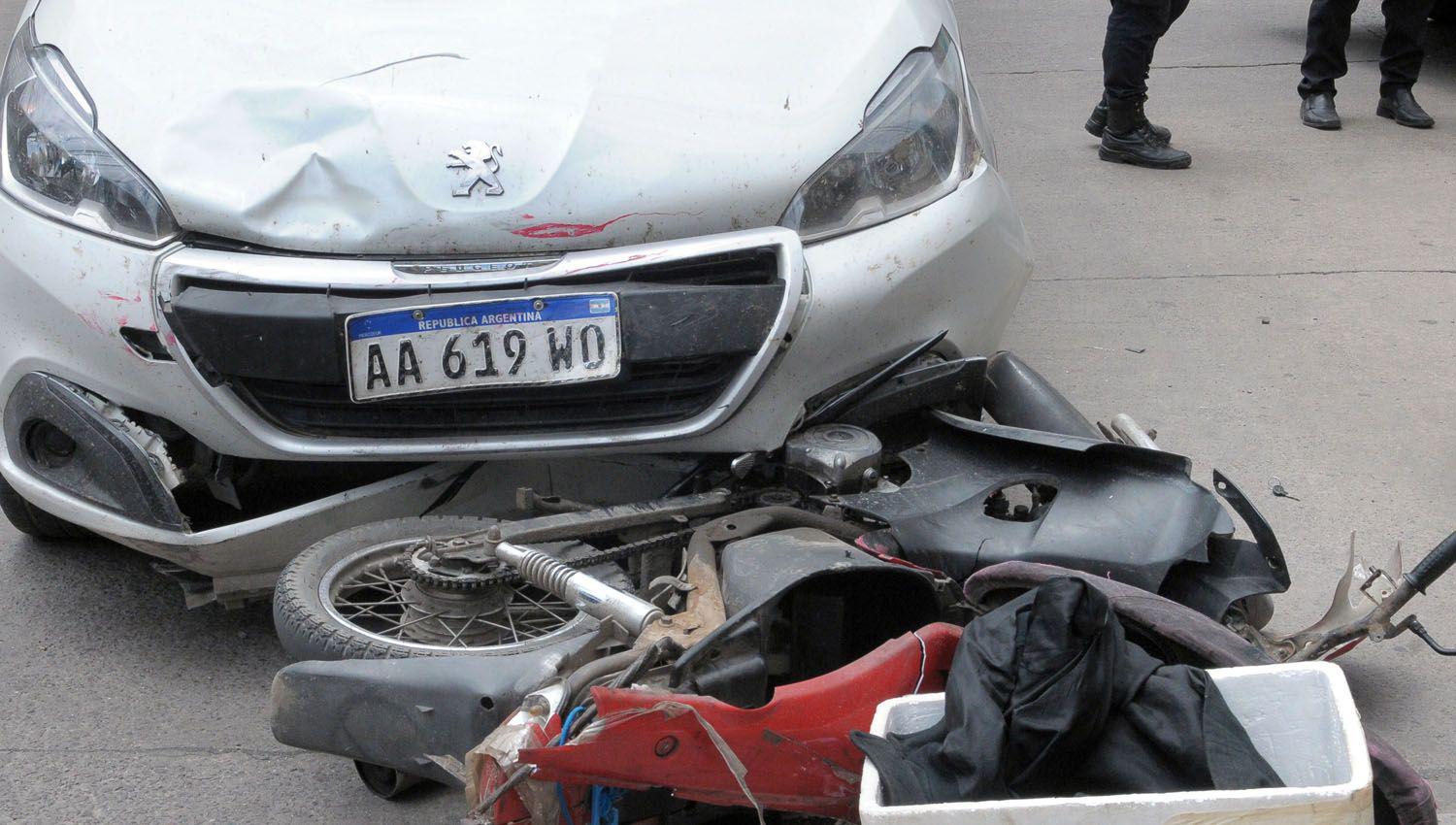 Un motociclista resultoacute gravemente herido al colisionar con un auto