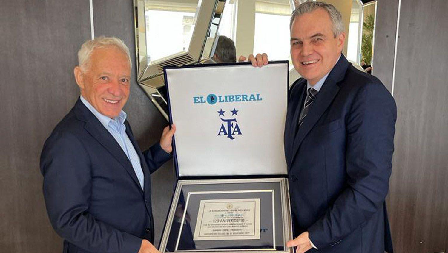 En nombre de la AFA Viacutector Blanco entregoacute una plaqueta al Lic Gustavo Ick