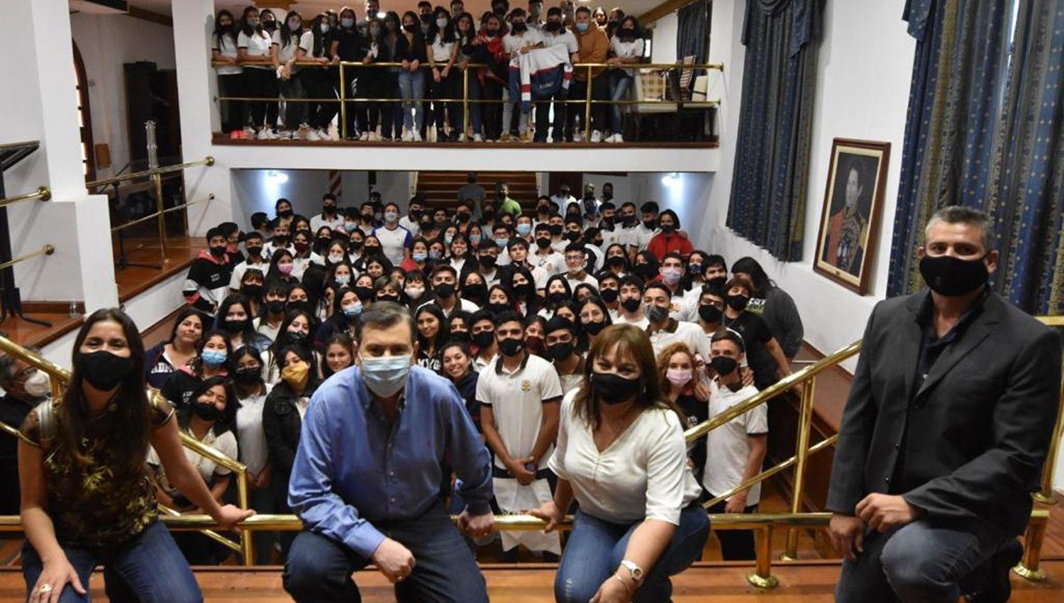 Alumnos de la Escuela Teacutecnica Comandante Besares visitaron al gobernador