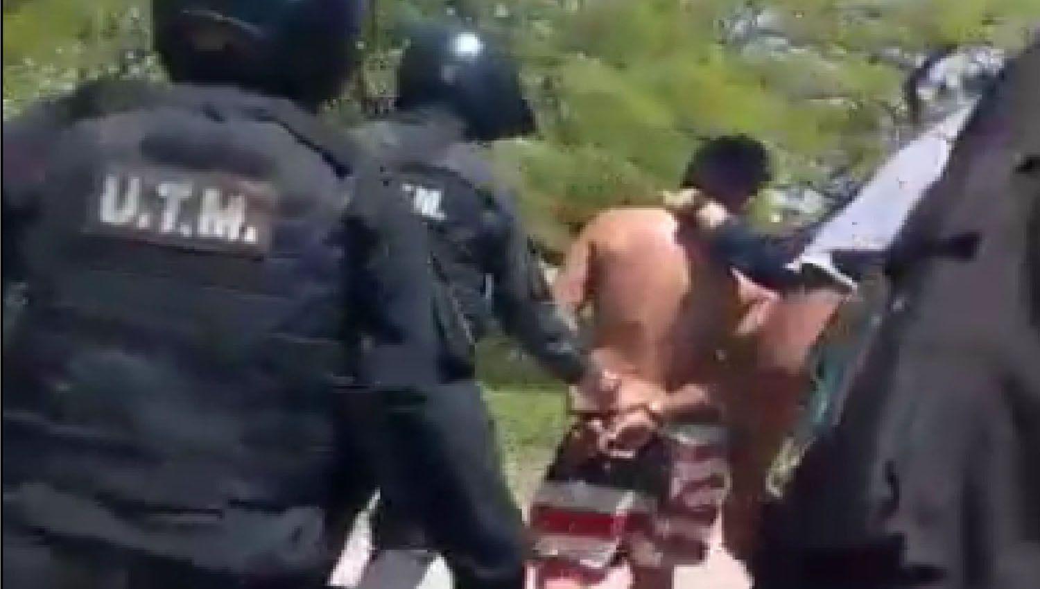 La policía alcanzó a ver al imputado cuando pretendía esconderse en una zona montuosa Al verse descubierto realizó disparos en contra de los uniformados Tenía un machete y una tumbera