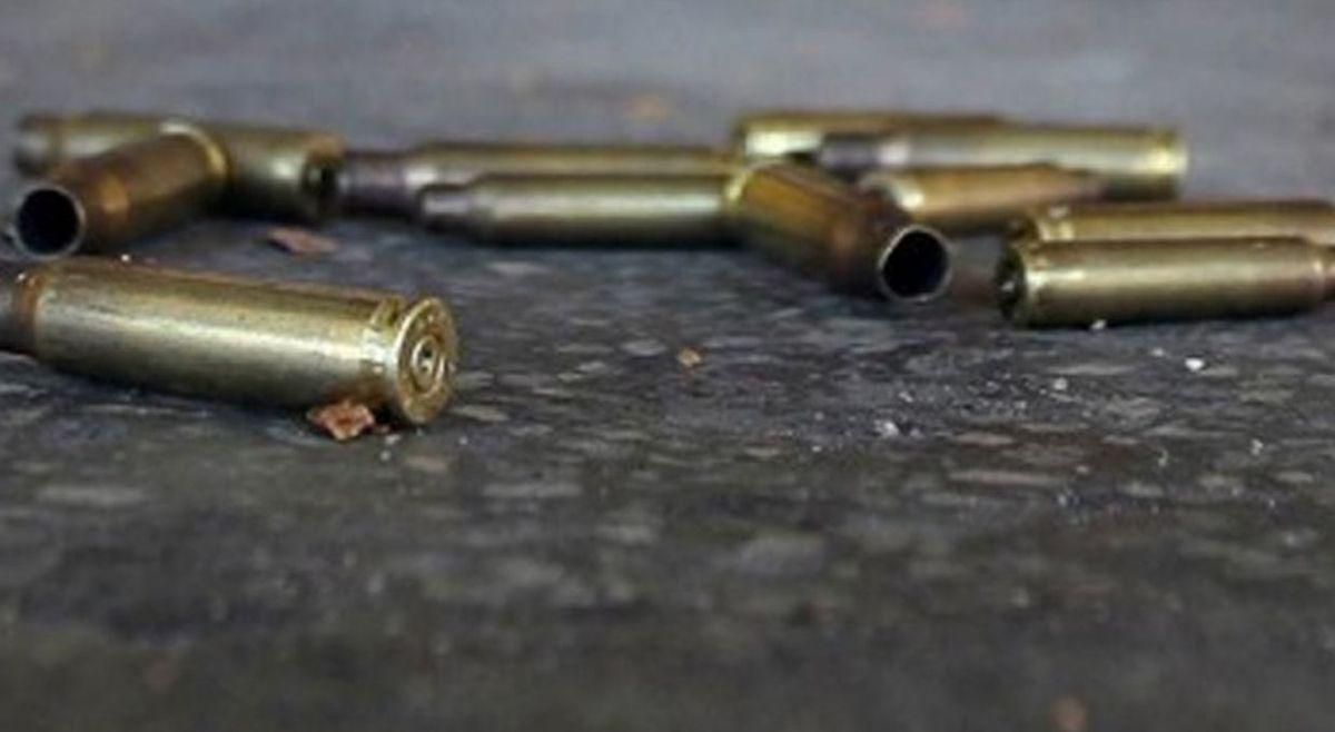 Tres joacutevenes fueron asesinados a tiros en la puerta de una casa en la que se encontraron armas y drogas