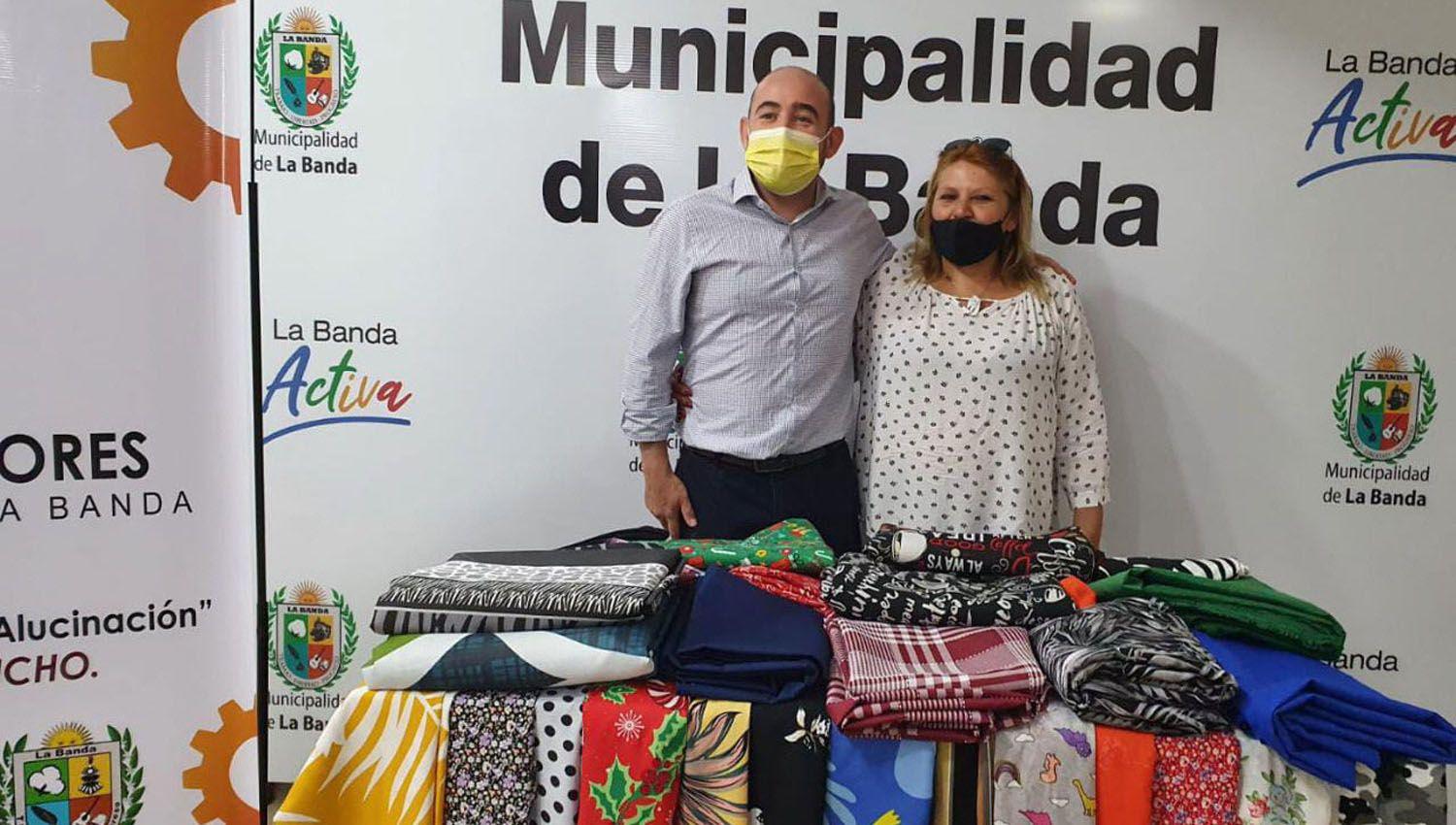 El intendente Mirolo entregoacute insumos para la reactivacioacuten de un microemprendimiento textil