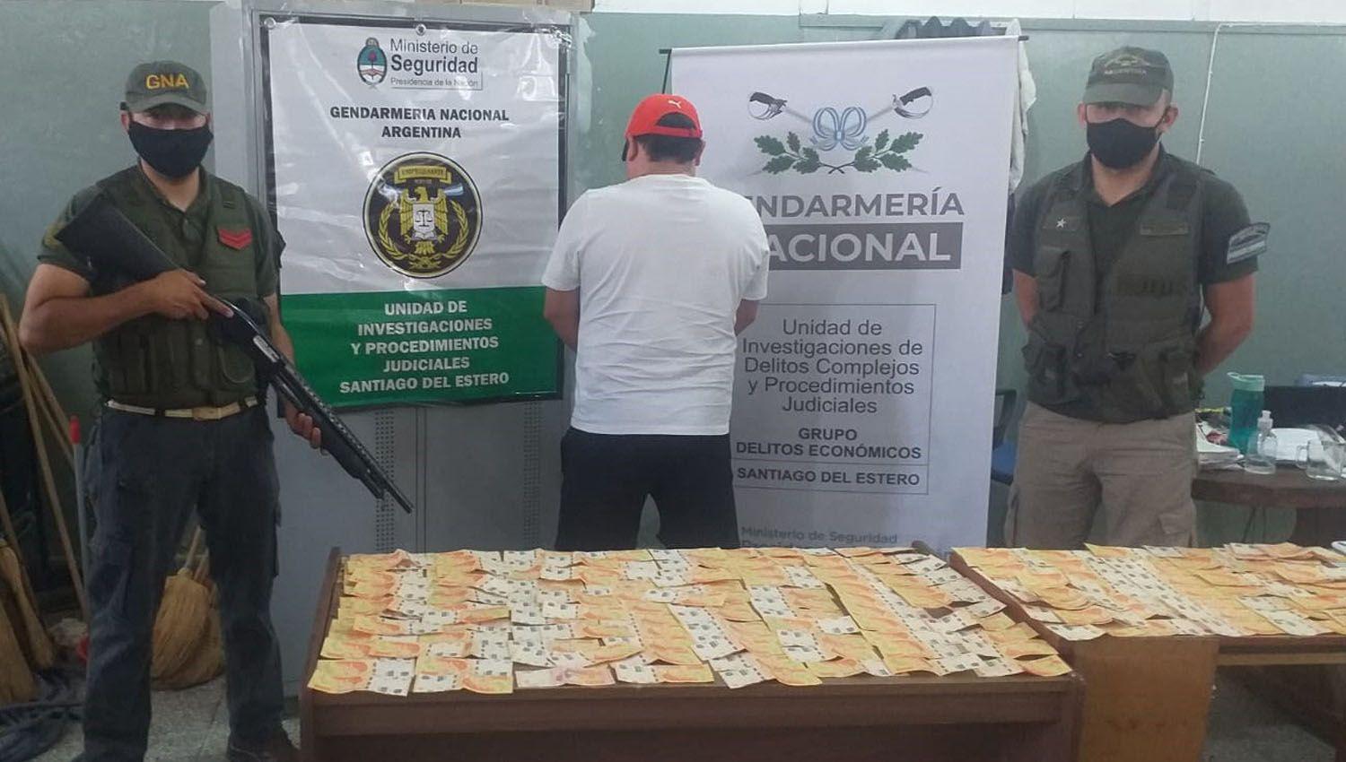 El acusado fue apresado y luego trasladado a la base de la
fuerza donde profundizaron la requisa