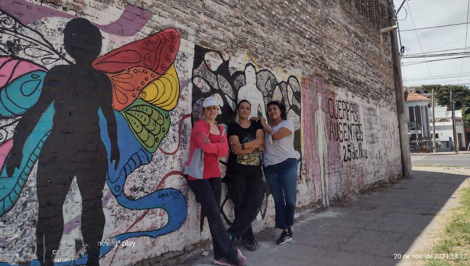 El grupo Cuerpas ausentes pintoacute obras en muros