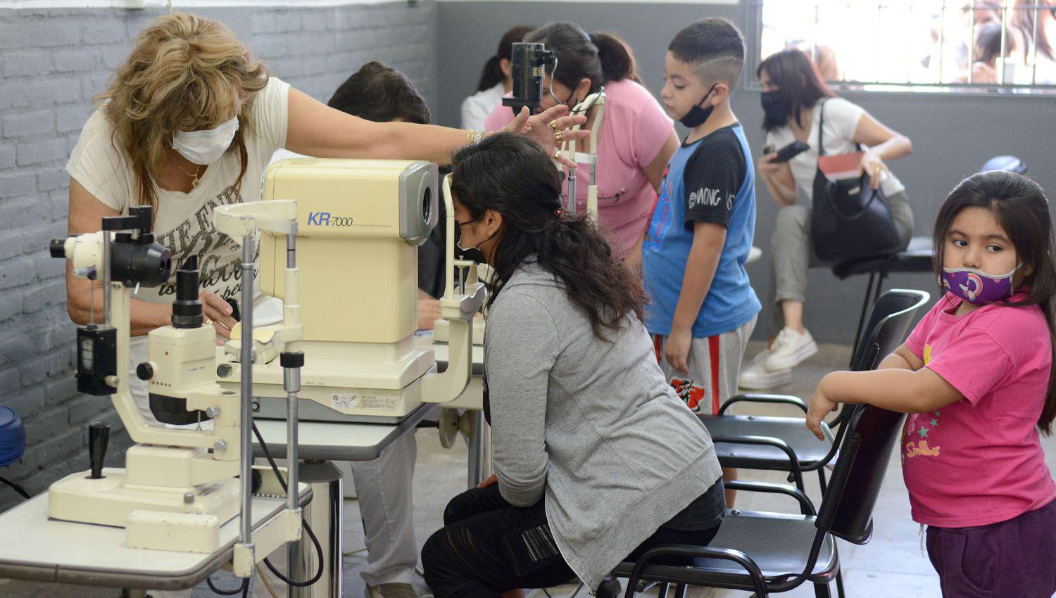 En el Centro Vecinal Daniel Herrero se realizaron exaacutemenes oftalmoloacutegicos