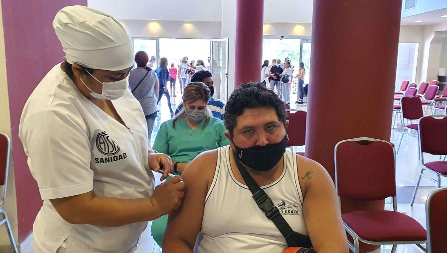Maacutes de 800 personas se vacunaron contra el Covid-19 en Las Termas