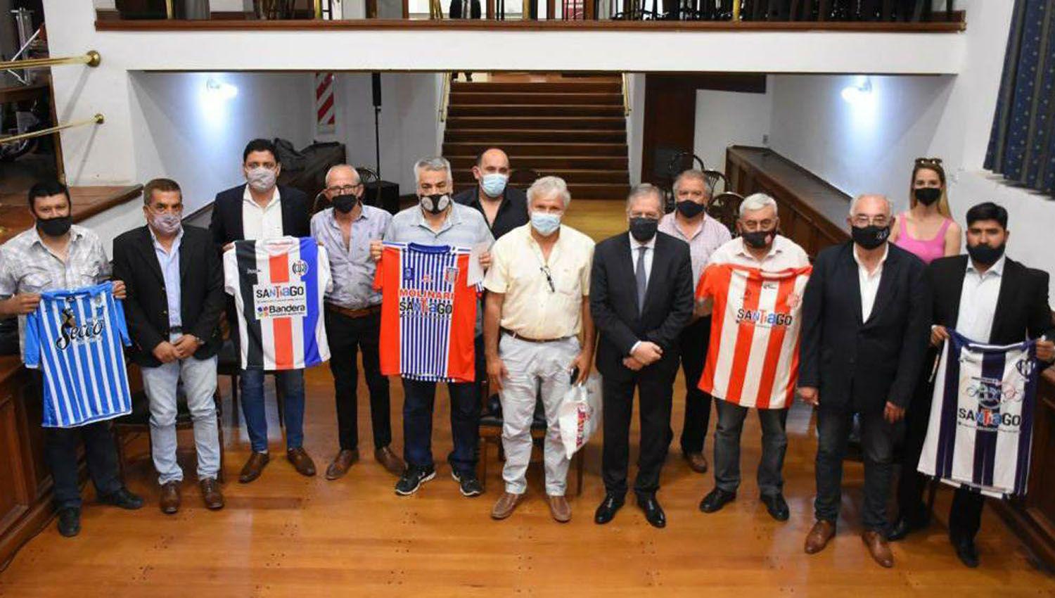 Cinco clubes de Santiago del Estero recibieron la indumentaria para afrontar el Regional