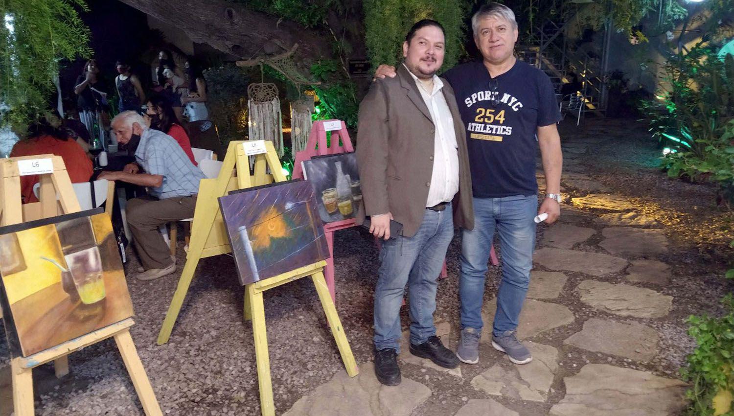 Alejandro Pinto (izquierda) junto al profesor Luis Quiroga
quien fuera su primer instructor de arte