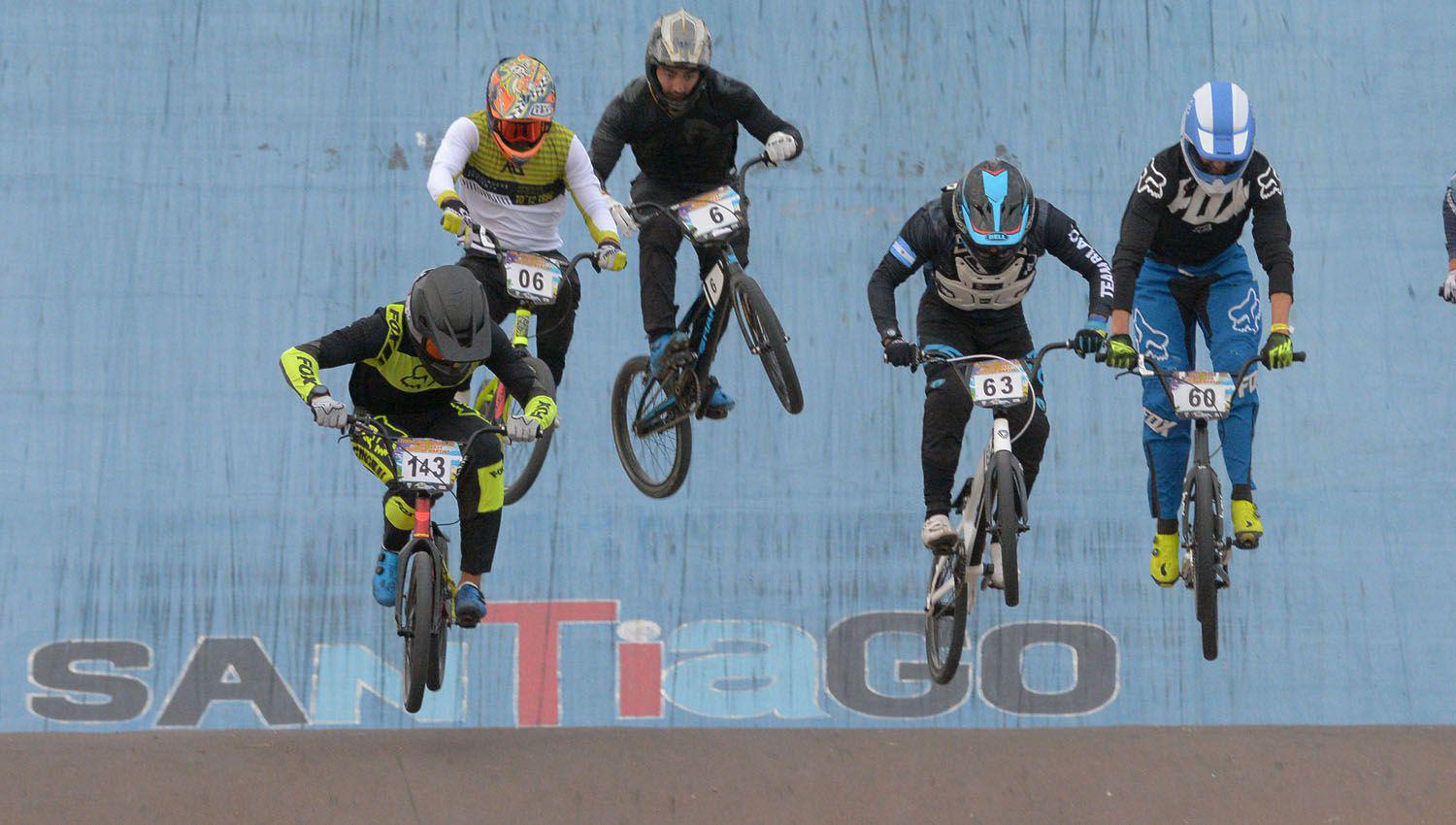 El bicicross de Santiago dio un salto de calidad En la imagen de abajo aparece Fausto Bigalioli campeón