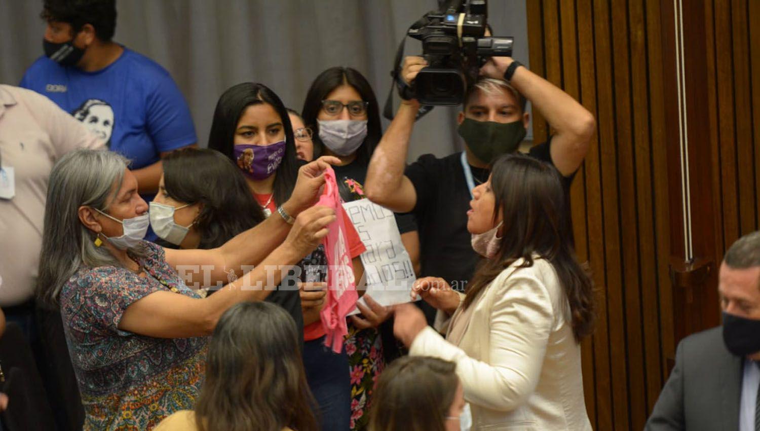 VIDEO  Fuerte cruce entre una mujer que denuncioacute a Chabay y la diputada Vaacutezquez