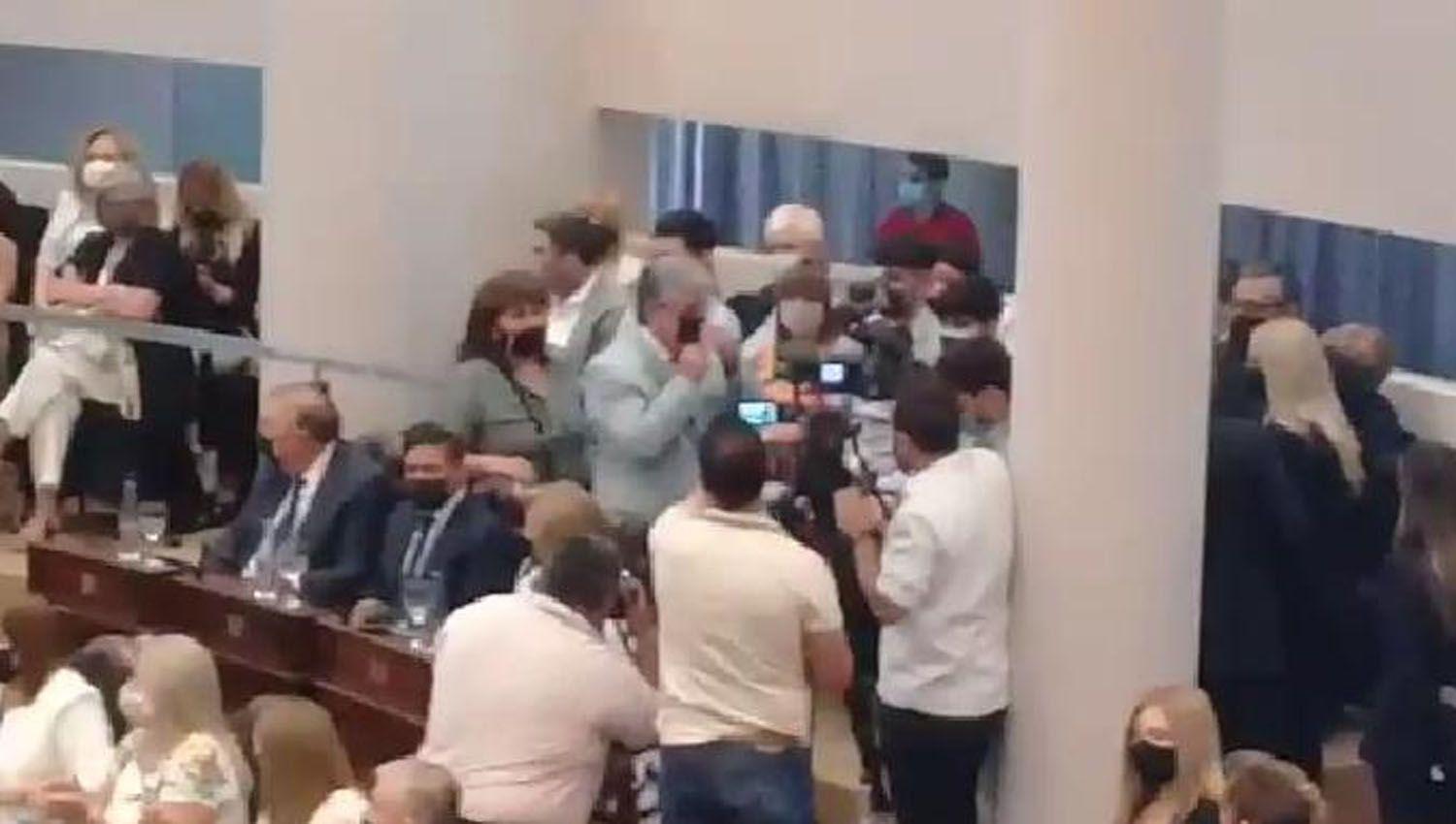 VIDEO  Tras una abrumadora votacioacuten en contra Chabay Ruiz abandonoacute el recinto dejando su banca a Vittar