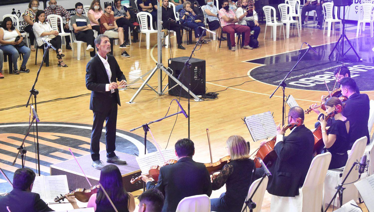 La Orquesta de la Unse engalanoacute el centenario del Club Oliacutempico