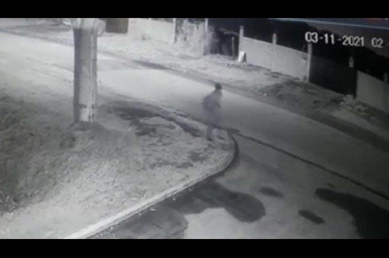 Aterrador- muerto deambula por un barrio en las madrugadas