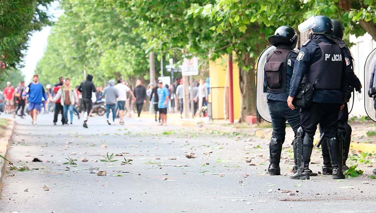 Violentos enfrentamientos en Miramar por el menor asesinado por un policiacutea