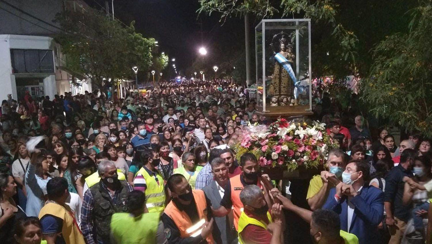 Una multitud participoacute de la fiesta patronal de la Virgen de Loreto
