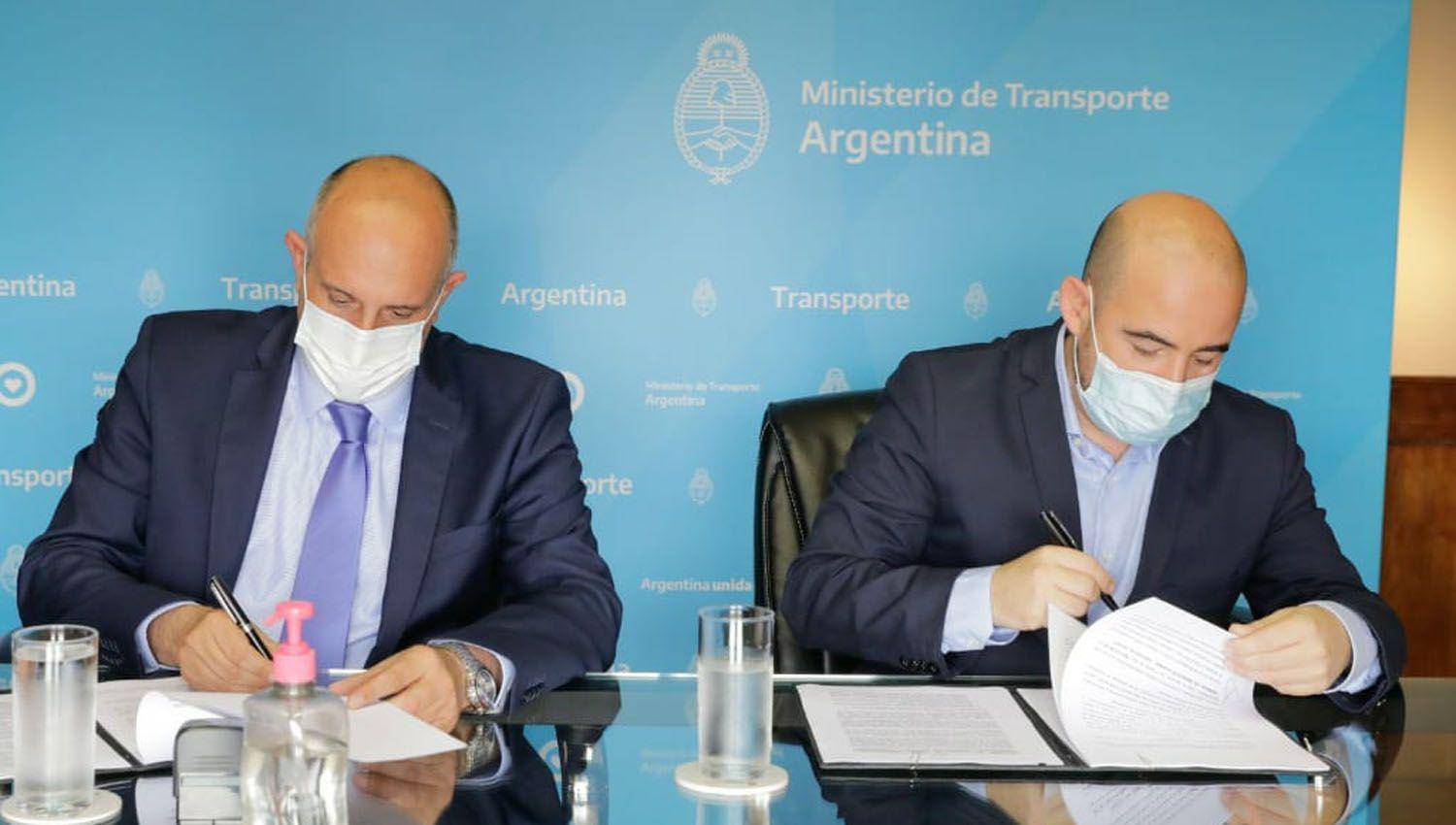 Mirolo firmoacute un convenio para la refaccioacuten integral de la terminal de oacutemnibus de La Banda