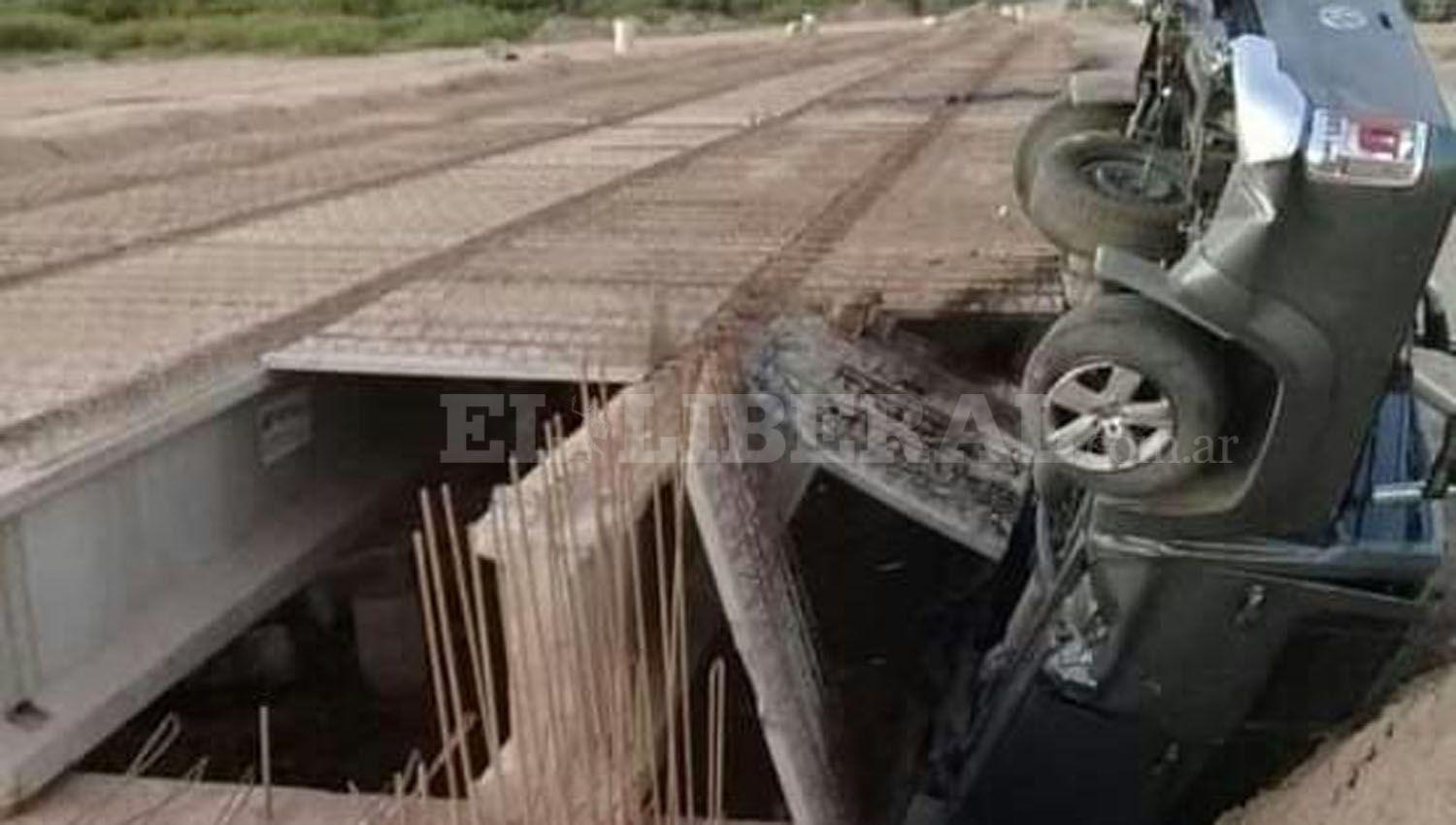 Conductor cordobeacutes se salvoacute de milagro tras volcar y caer en un puente en construccioacuten