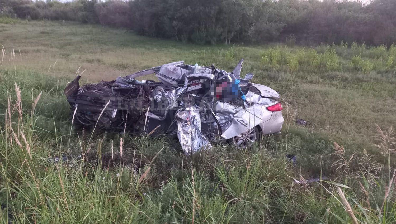 Violento choque entre un micro y un auto dejoacute tres muertos y un herido grave