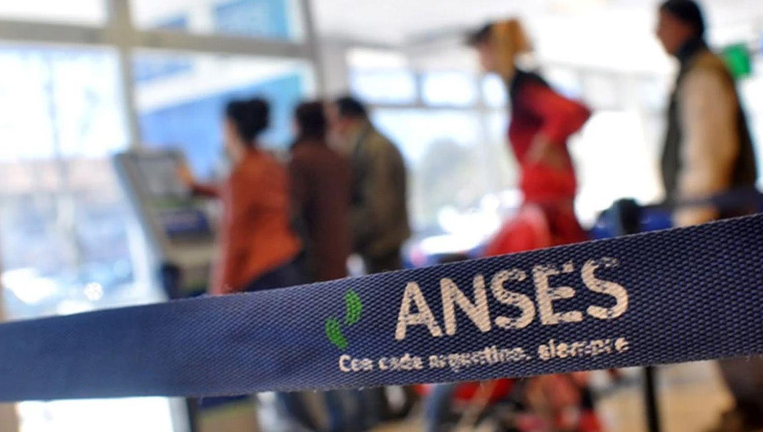 Los uacuteltimos beneficios en el antildeo para AUH AUE y jubilados