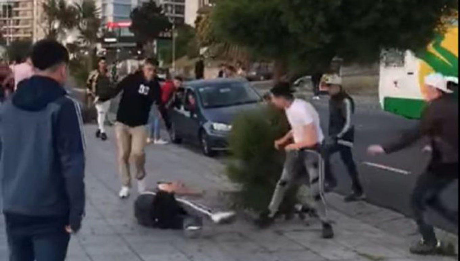VIDEO  Un joven fue atacado por una patota que le pegoacute un botellazo y le fracturoacute el craacuteneo