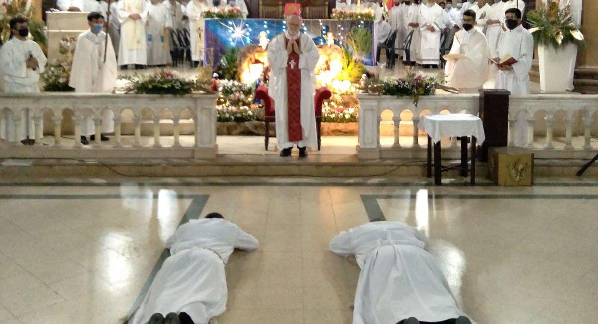 El obispo diocesano consagroacute diaacuteconos a dos joacutevenes santiaguentildeos en la Catedral Basiacutelica