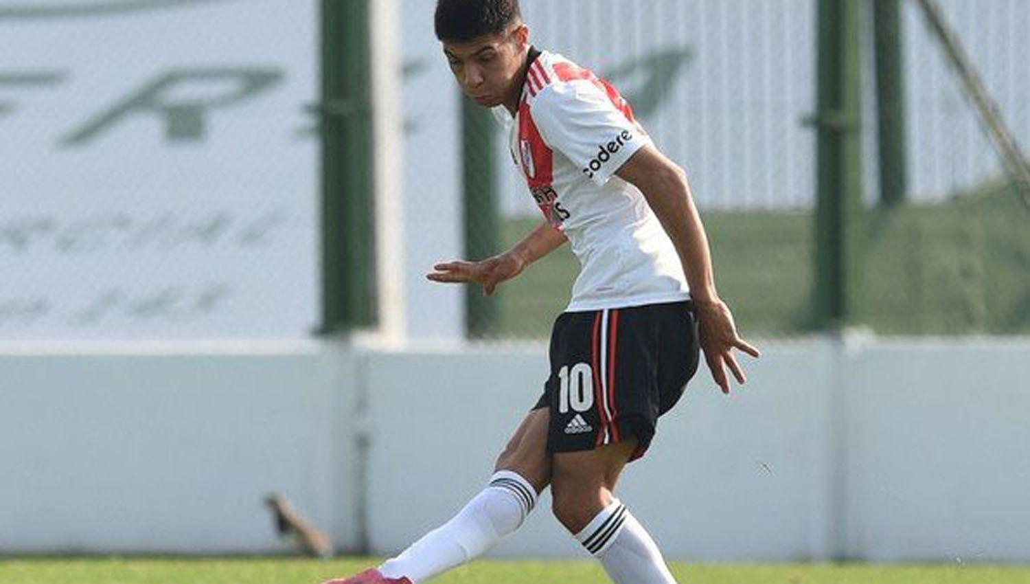 Galvn no tiene muchas chances de jugar en este River que tiene poblado su mediocampo