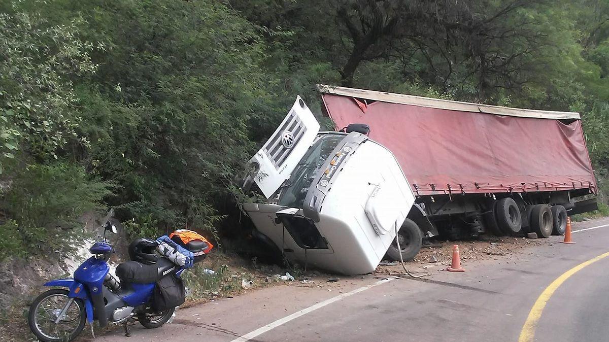 Camionero no puso freno de mano y se accidentoacute en las Sierras de Guasayaacuten