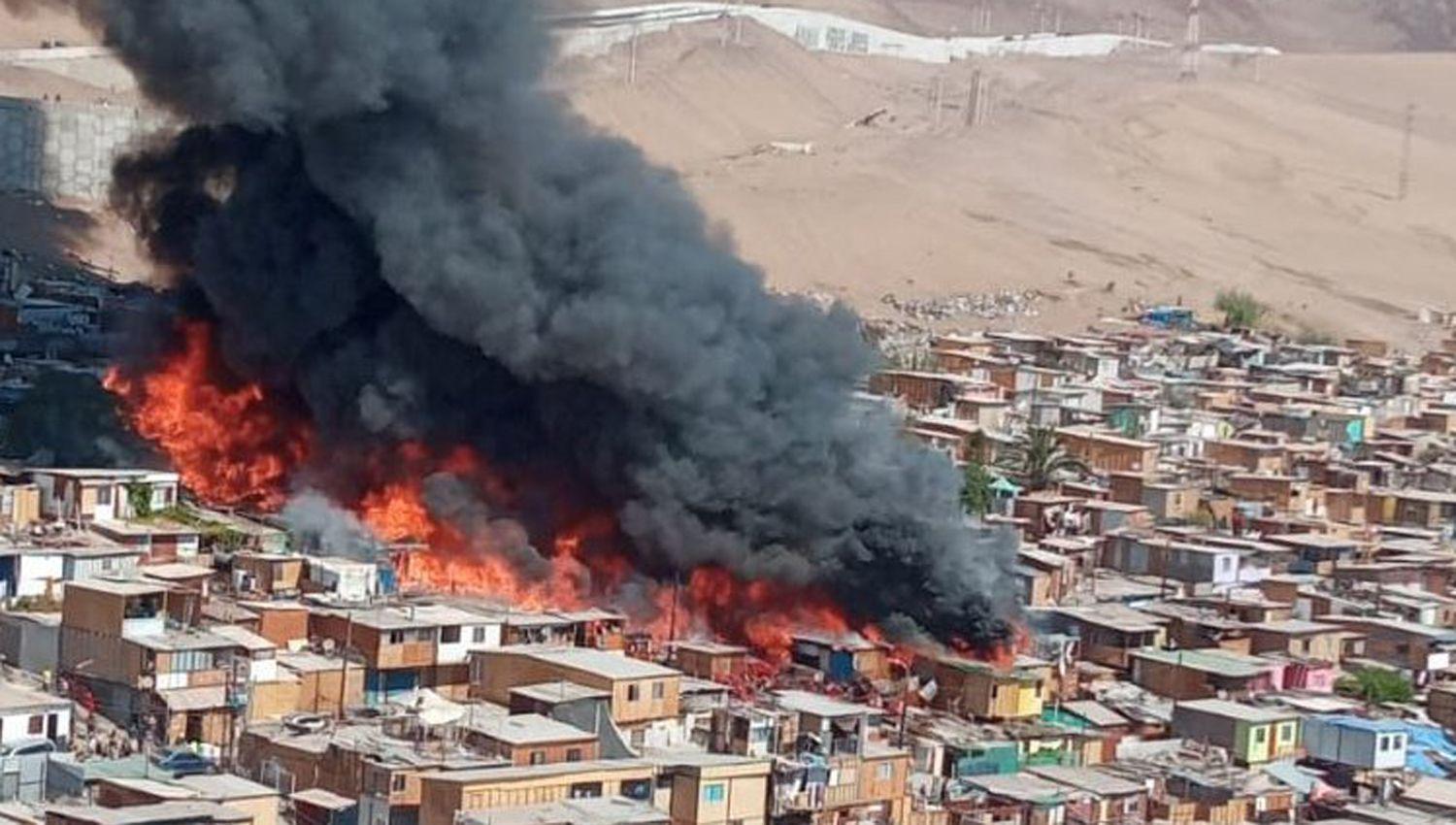 Un incendio arrasa con 40 casas de madera en Chile