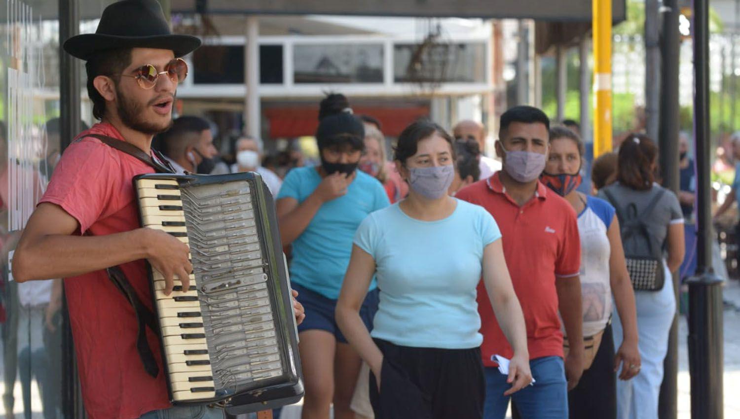 COVID-19 en Santiago- vuelven a subir los contagios y reportan 2300 este mieacutercoles