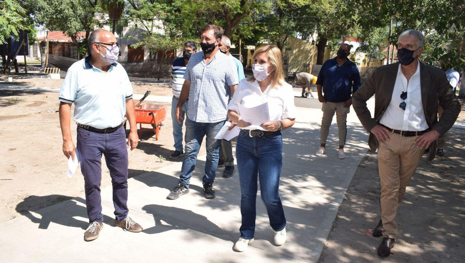 Fuentes supervisoacute la obra en la plazoleta Aacutebalos en el Bdeg Jardiacuten