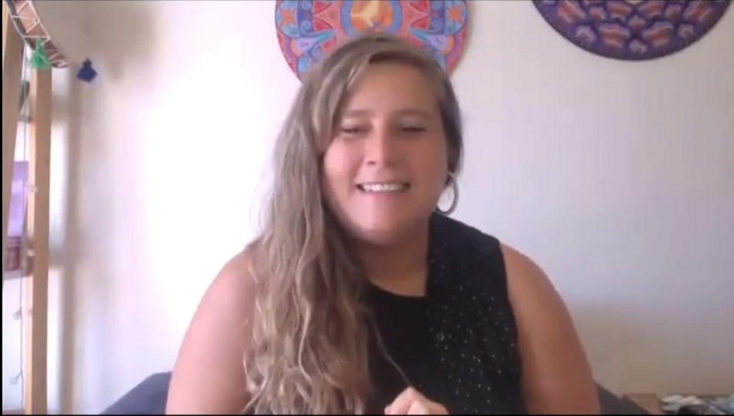 Lorena Hermida se pregunta ldquoiquestEs amorrdquo y canta claacutesicos boleros con su singular voz