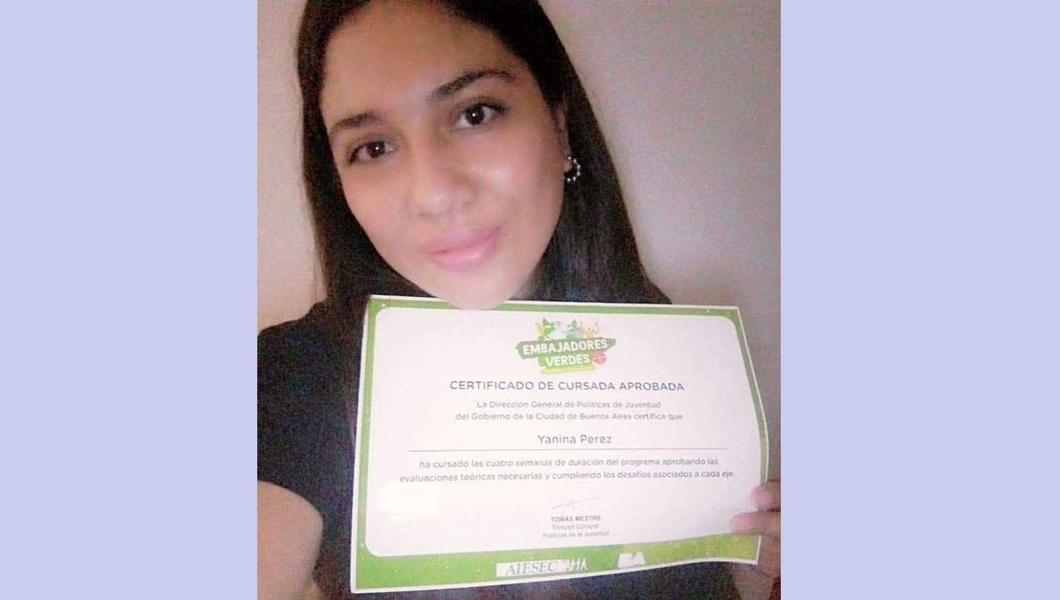 La santiaguentildea Yanina Peacuterez logroacute el diploma de ldquoEmbajadora Verderdquo