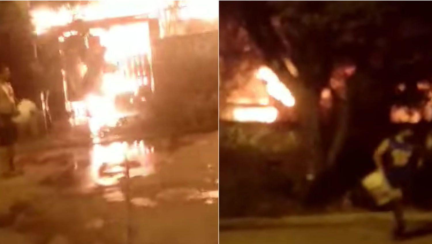 Rescatan a dos adultos desde el incendio total de una vivienda en el barrio Ejeacutercito Argentino