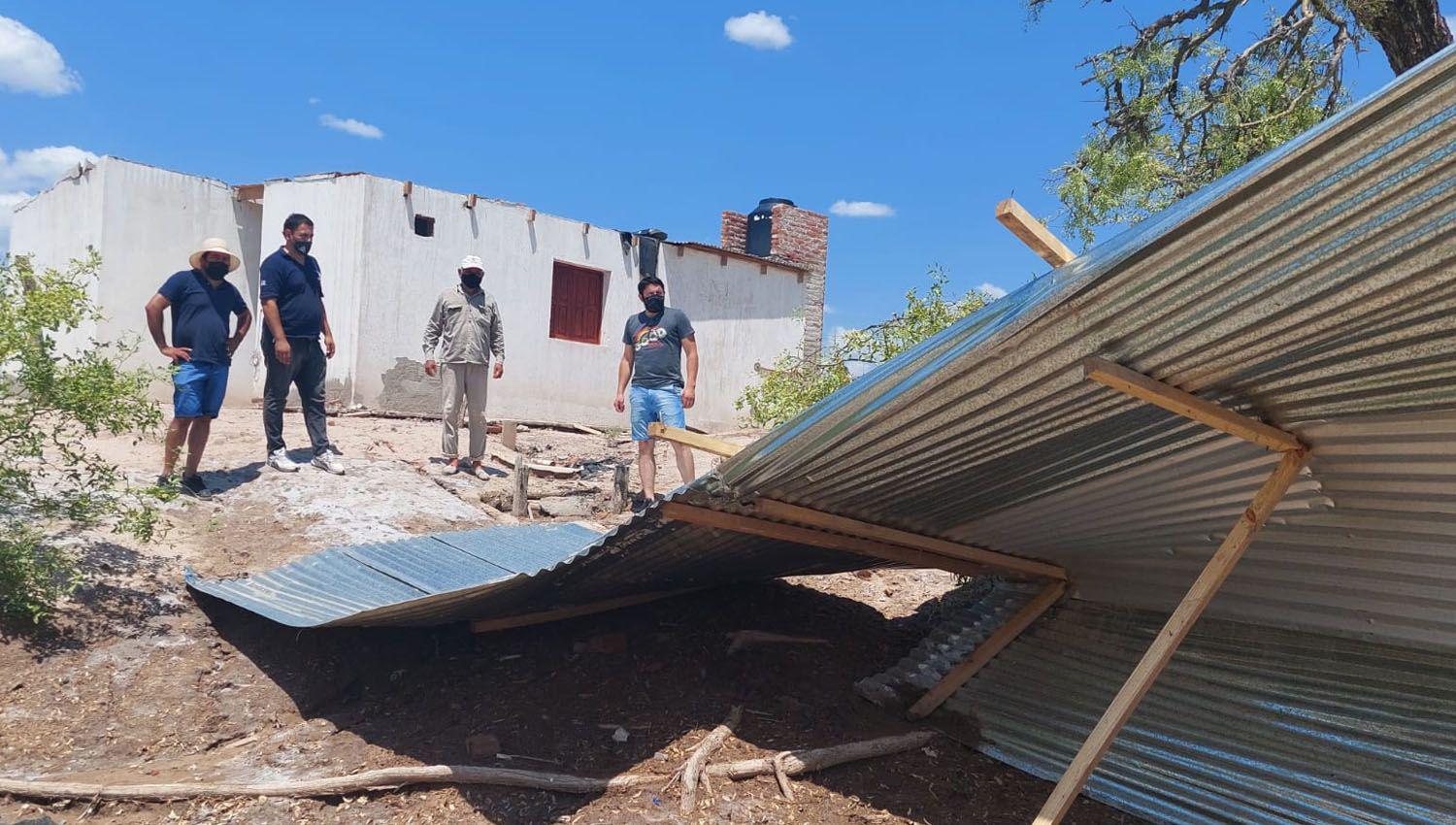 Fuertes vientos provocaron voladuras de techos que afectaron a varias familias en La Bajada