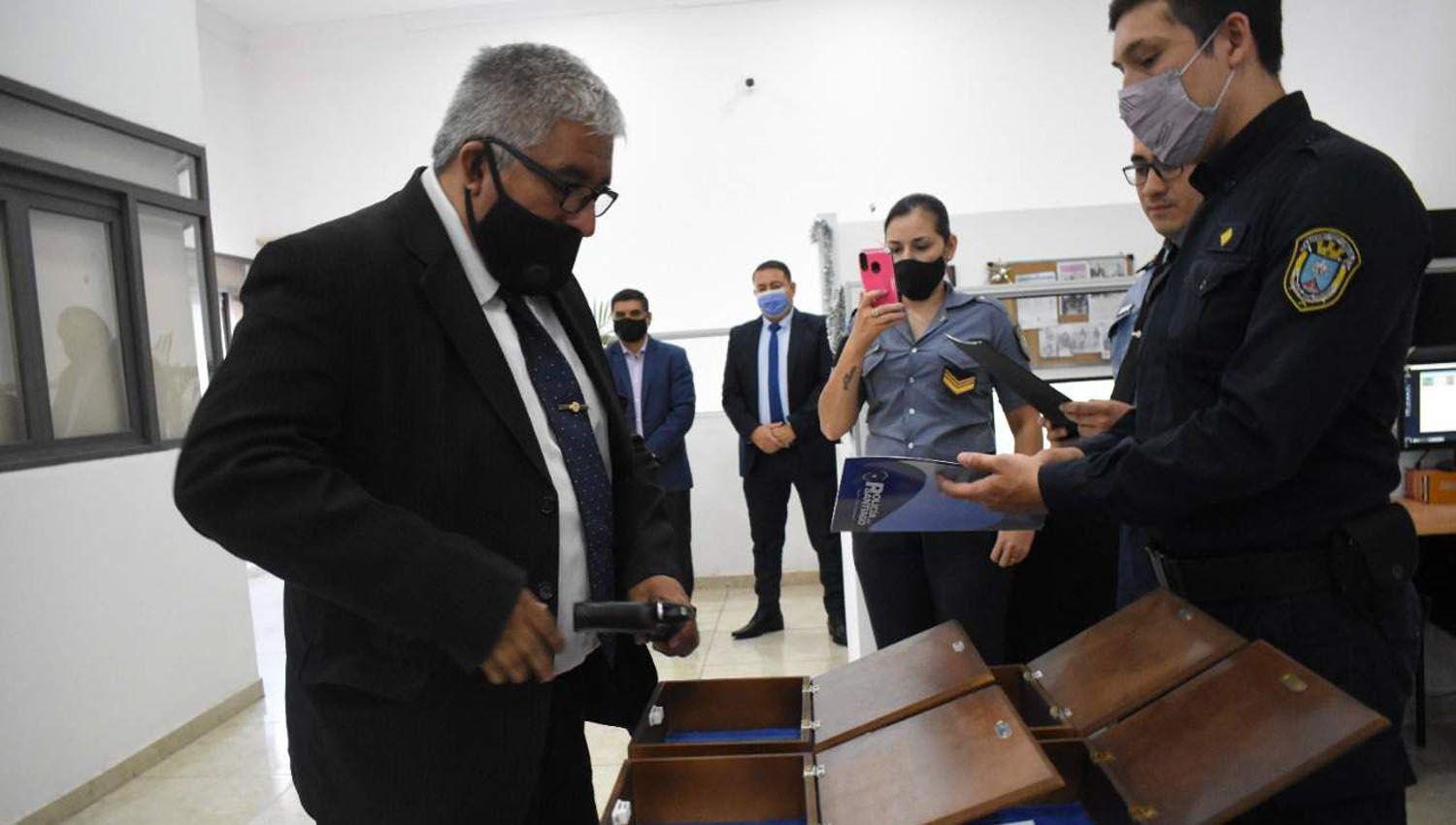 La policiacutea reconocioacute a funcionarios por sus de treinta antildeos de servicio