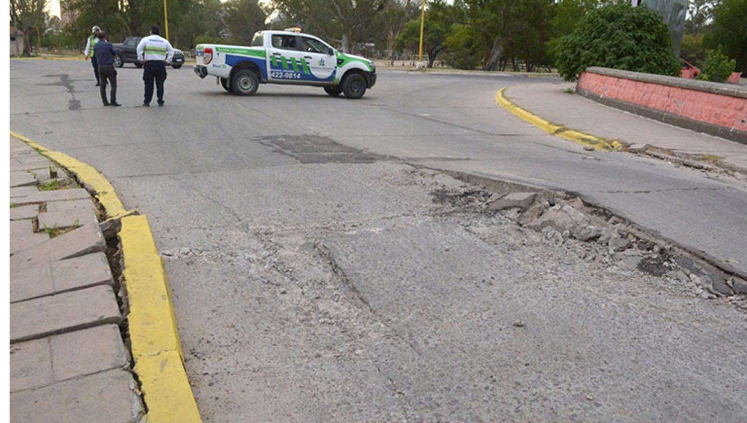 Interrumpen el traacutensito debido a que se levantoacute el pavimento por la ola de calor