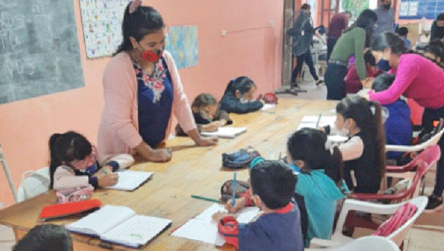 Medio centenar de chicos reciben clases en Los Quiroga
