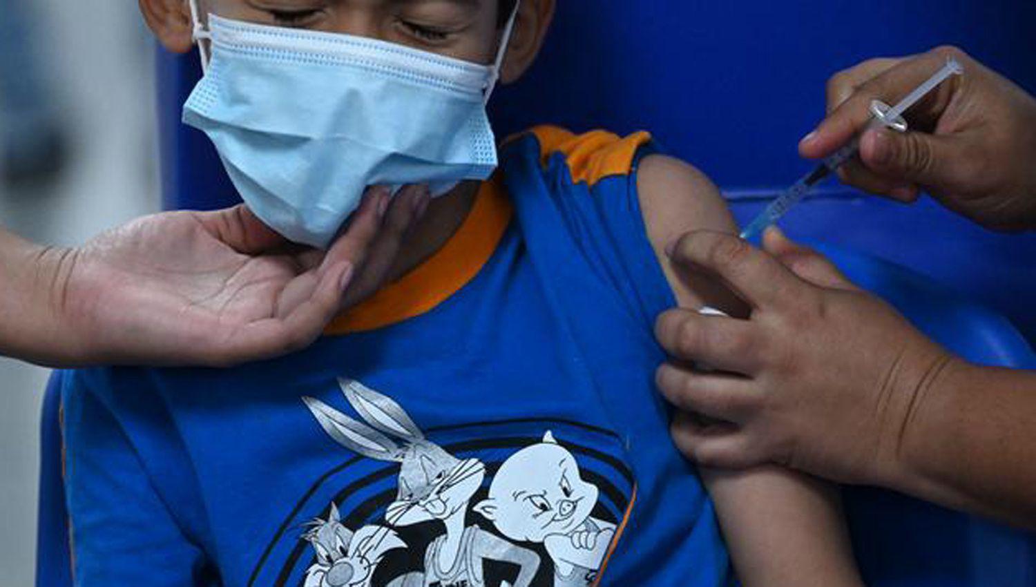 El Gobierno planea reforzar la vacunacioacuten en menores para que un milloacuten de alumnos vuelvan a la escuela